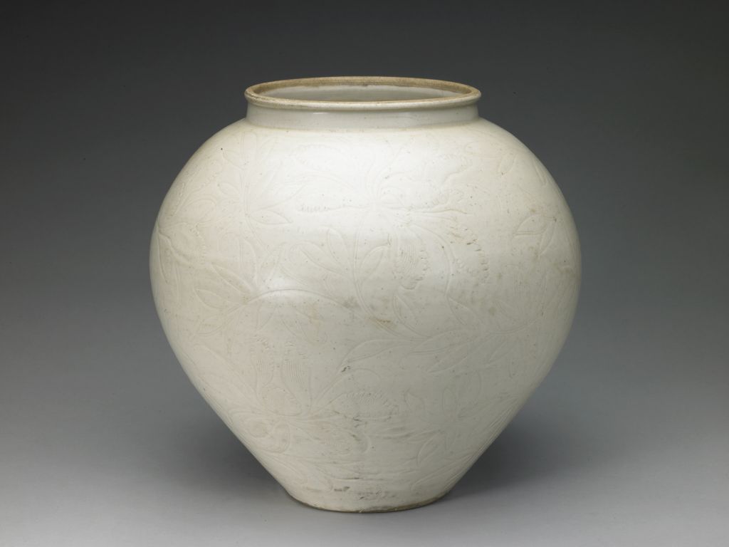 图片[1]-Ding Kiln White Glaze Carved Flower Pattern Pot-China Archive